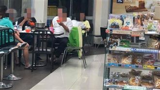 自備瓦斯爐！阿伯超商煮火鍋…網看傻