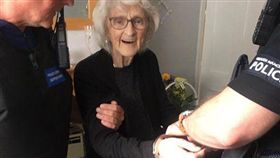 英國阿嬤遺願之一是被警察逮捕。(圖/翻攝自推特)