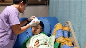 普悠瑪事故謝小弟手術順利　最想吃蚵仔煎台鐵普悠瑪列車宜蘭翻覆事故造成7歲男童謝沛帛（右）重傷，目前仍持續治療中。謝沛帛27日在羅東博愛醫院接受手術取出顱內骨釘，過程順利，現已恢復元氣，直說「我想吃蚵仔煎」。（羅東博愛醫院提供）中央社記者王朝鈺攝　108年6月27日