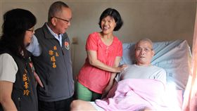 照顧車禍腦傷丈夫　妻不離不棄（1）苗栗縣苑裡鎮62歲婦人吳秀玉（右2）照顧車禍腦傷丈夫，5年來不離不棄，獲台灣長期照護專業協會表揚108年度家庭照顧者，是竹苗區唯一獲獎。（苗栗縣政府提供）中央社記者管瑞平傳真 108年6月27日