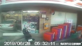 驚悚畫面曝！擦撞後…轎車失控衝超商