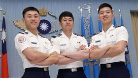 3名赴美求學空軍官校生回國  空軍司令部合影赴美國求學歸國的3名空軍官校學生俞冠偉、劉欣學及李祖航（由左至右）3日在空軍司令部內合影。（軍聞社提供）中央社記者游凱翔傳真  108年6月4日