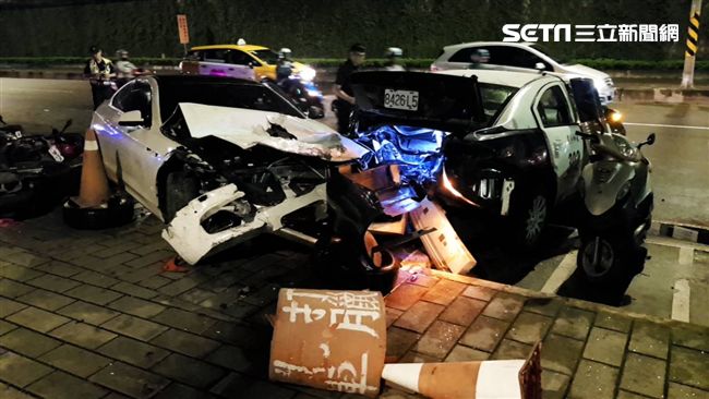 BMW男低頭撿手機　失控撞爛警車