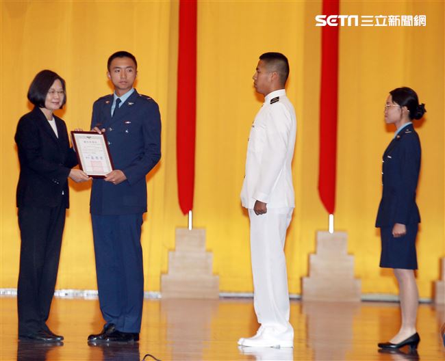 總統蔡英文主持108年三軍六校院畢業典禮，頒發畢業生畢業證書、授階、優秀同學。（記者邱榮吉/鳳山拍攝）