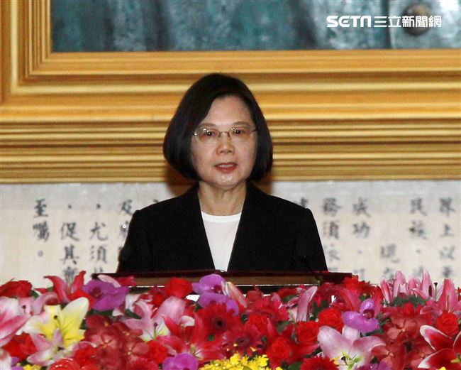 總統蔡英文致詞勉勵畢業生「和平靠國防、和平靠國軍」。（記者邱榮吉/鳳山拍攝）