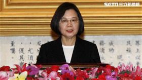 總統蔡英文致詞勉勵畢業生「和平靠國防、和平靠國軍」。（圖／記者邱榮吉攝）