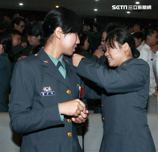 同學們相互掛階。（記者邱榮吉/鳳山拍攝）