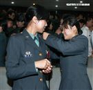 同學們相互掛階。（記者邱榮吉/鳳山拍攝）