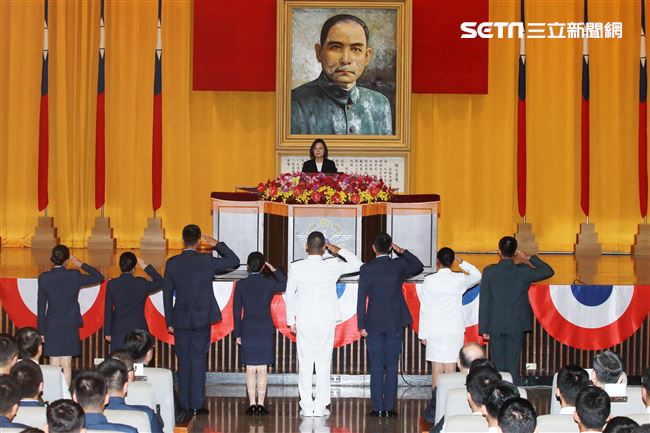 總統蔡英文主持108年三軍六校院畢業典禮，頒發畢業生畢業證書、授階、優秀同學。（記者邱榮吉/鳳山拍攝）