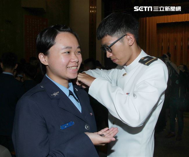 三軍六校院畢業典禮畢業生雖然不同軍種但有革命情感相互掛階。（記者邱榮吉/鳳山拍攝）