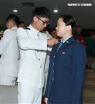 三軍六校院畢業典禮畢業生雖然不同軍種但有革命情感相互掛階。（記者邱榮吉/鳳山拍攝）