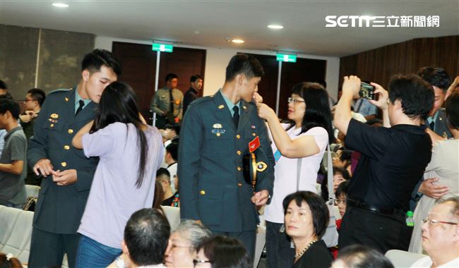 家長為自己兒女掛階。（記者邱榮吉/鳳山拍攝）