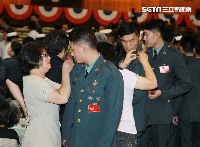 家長為自己兒女掛階。（記者邱榮吉/鳳山拍攝）