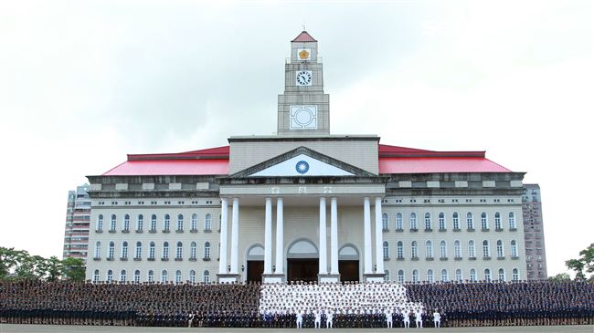 總統蔡英文、各軍種將官與三軍六校院畢業生合影。（記者邱榮吉/鳳山拍攝）