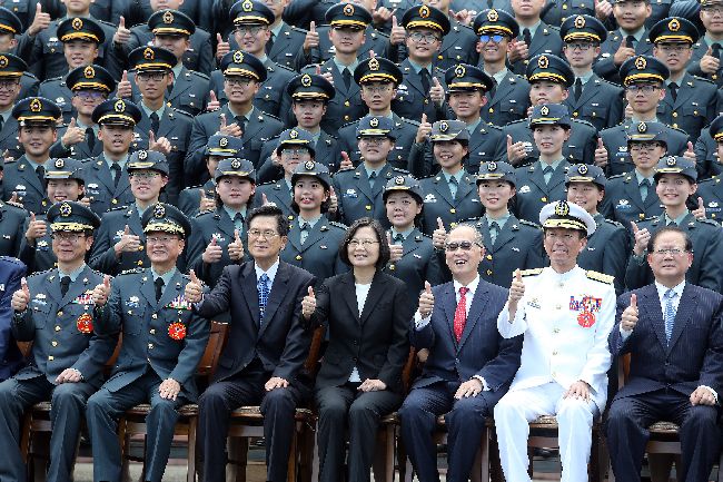 蔡總統出席三軍六校院聯合畢業典禮（2）總統蔡英文（前右4）28日到陸軍官校出席「108年三軍六校院聯合畢業典禮」，並與畢業生合影留念。中央社記者郭日曉攝  108年6月28日