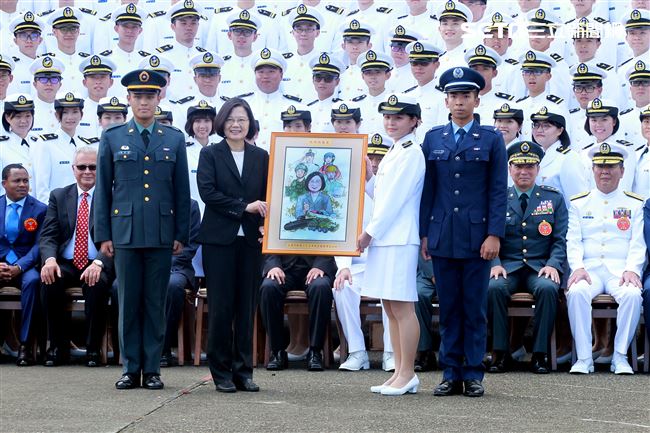 美術組學生代表贈送總統素描。（記者邱榮吉/鳳山拍攝）
