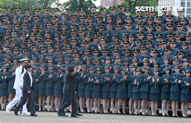 總統蔡英文向畢業生揮手、比讚。（記者邱榮吉/鳳山拍攝）