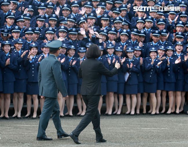 總統蔡英文向畢業生揮手、比讚。（記者邱榮吉/鳳山拍攝）