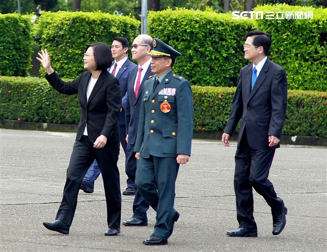 總統蔡英文向畢業生揮手、比讚。（記者邱榮吉/鳳山拍攝）