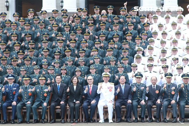 總統蔡英文、各軍種將官與三軍六校院畢業生合影。（記者邱榮吉/鳳山拍攝）