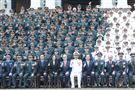 總統蔡英文、各軍種將官與三軍六校院畢業生合影。（記者邱榮吉/鳳山拍攝）