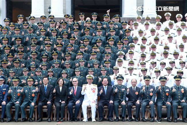 總統蔡英文、各軍種將官與三軍六校院畢業生合影。（記者邱榮吉/鳳山拍攝）