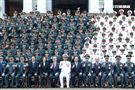 總統蔡英文、各軍種將官與三軍六校院畢業生合影。（記者邱榮吉/鳳山拍攝）