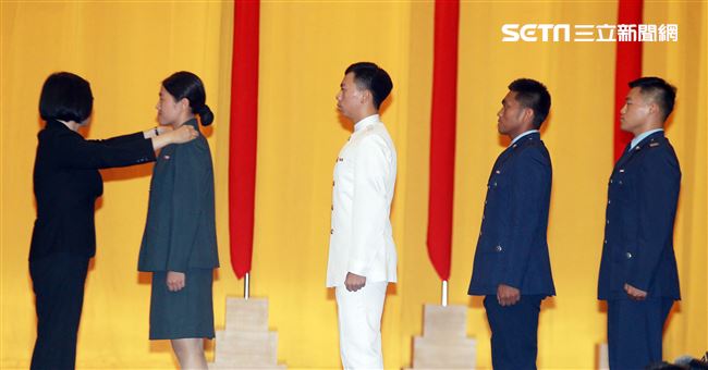 總統蔡英文主持108年三軍六校院畢業典禮，頒發畢業生畢業證書、授階、優秀同學。（記者邱榮吉/鳳山拍攝）