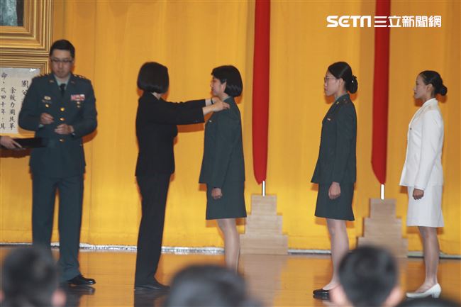 總統蔡英文主持108年三軍六校院畢業典禮，頒發畢業生畢業證書、授階、優秀同學。（記者邱榮吉/鳳山拍攝）