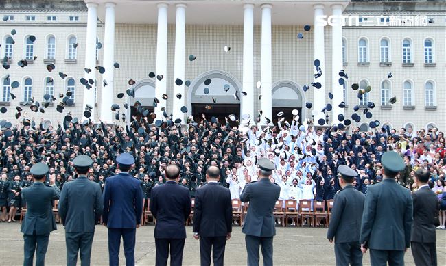 三軍六校院畢業生合影後把帽子往空中拋，慶祝自己將成為國軍優秀幹部。（記者邱榮吉/鳳山拍攝）