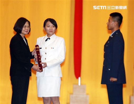 總統蔡英文主持108年三軍六校院畢業典禮，頒發畢業生畢業證書、授階、優秀同學。（記者邱榮吉/鳳山拍攝）