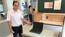 指考台大特殊試場　提供考生申請電腦應試台灣大學教務長丁詩同（前）28日展示指考特殊試場電腦設備，提供自閉症、亞斯伯格等考生申請使用。中央社記者陳至中台北攝　108年6月28日