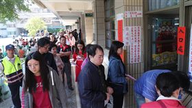 民眾排隊投票（1）107年地方公職人員選舉及全國性公民投票案第7案至第16案24日投開票，不少投票所一早就出現排隊人潮。中央社記者吳家昇攝　107年11月24日