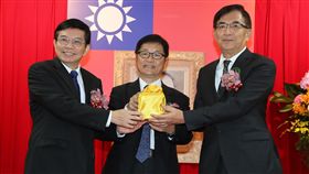 中華郵政新卸任董事長交接中華郵政28日舉行新卸任董事長交接典禮，代理董事長王國材（左）將印信交給新任董事長吳宏謀（右）。中央社記者張皓安攝  108年6月28日