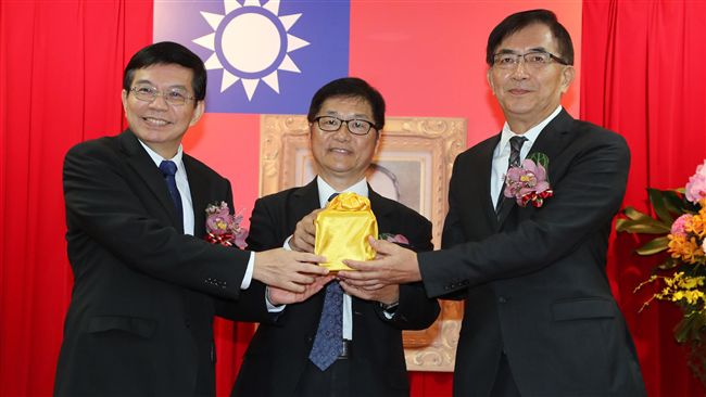 吳宏謀接掌　王國材讚中華郵政的福氣