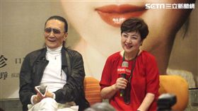 甄珍、謝賢台上合唱、相擁畫面感人。（圖／記者蕭翰弦攝影）