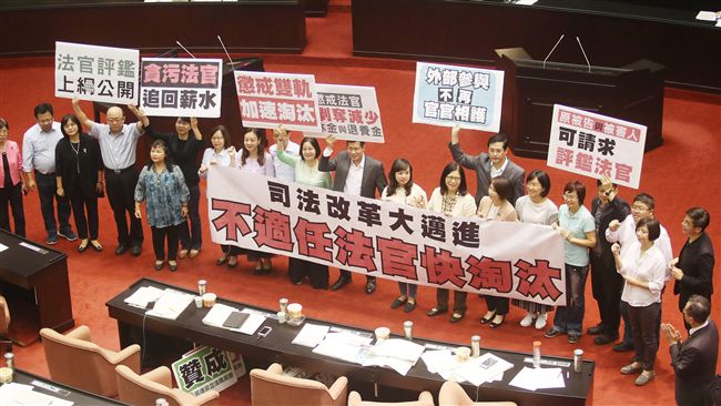 法官法三讀！個案評鑑制　鍘恐龍法官