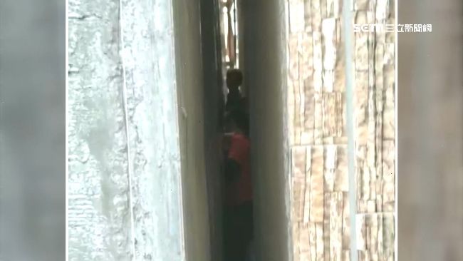 男童工地貪玩卡進縫隙　抹沙拉油搶救