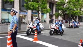 G20大阪峰會出動警力逾3萬名 規模空前日本首度舉辦G20峰會，共有37國與組織的元首或代表出席，日本出動3萬2000名警力維安，多處可看到安檢或警員站崗。中央社記者楊明珠大阪攝 108年6月28日