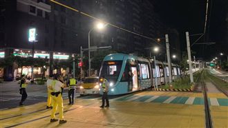淡海輕軌首傳車禍！小黃貪快左轉釀禍