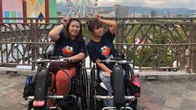 (高雄氣爆受傷羊角姐妹  再戰澳洲黃金海岸全馬)
繼3月挑戰東京馬拉松之後，4年多前因高雄石化氣爆導致下半身癱瘓的「羊角姐妹」林黛甄、陳姿予，將再戰澳洲黃金海岸馬拉松，目前加緊技巧與重力等訓練。
圖／羊角姊妹Facebook