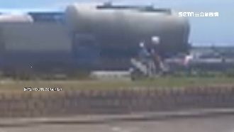 保時捷停路邊　後面騎士慢騎一頭撞上