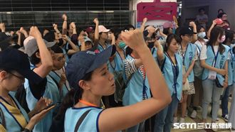 勞資簽訂團協　熱血空姐衝桃市府助陣