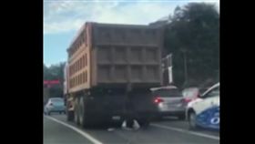 四川,貨車,輾過,趴地,死劫(梨視頻)