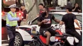 ▲大鬍子哈登被上海交警攔車開罰。（圖／翻攝自微博）