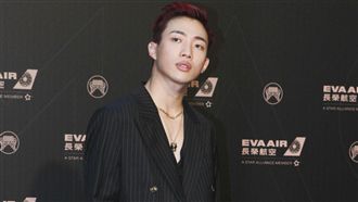 黑馬ØZI登場！深V西裝小露白咪咪