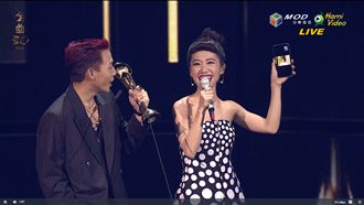 ØZI媽葉璦菱搶講感言！背景超硬