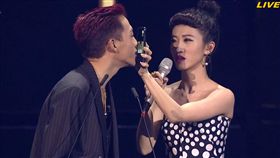 第30屆金曲獎頒獎典禮/「信」頒發「最佳新人獎」/ØZI/媽媽葉璦菱。翻攝hamivideo