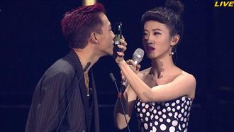 ØZI獲最佳新人！隔空獻吻葉璦菱