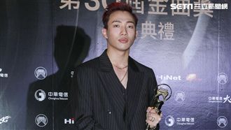 ØZI獲新人獎反應不來⋯反駁媽寶說